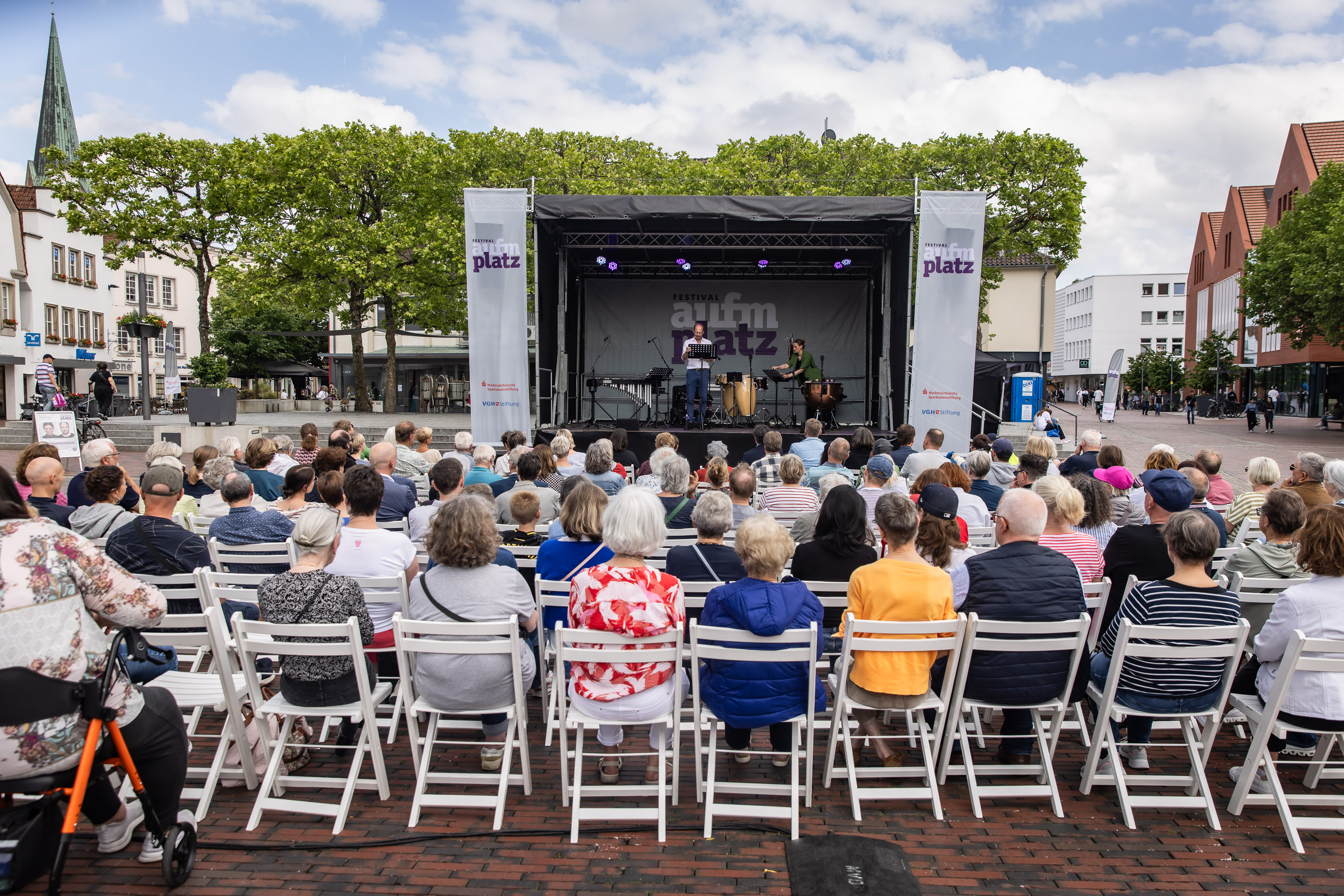 Die Bühne vom Festival aufm Platz auf dem Marktplatz in Lingen (Ems) mit Publikum davor.